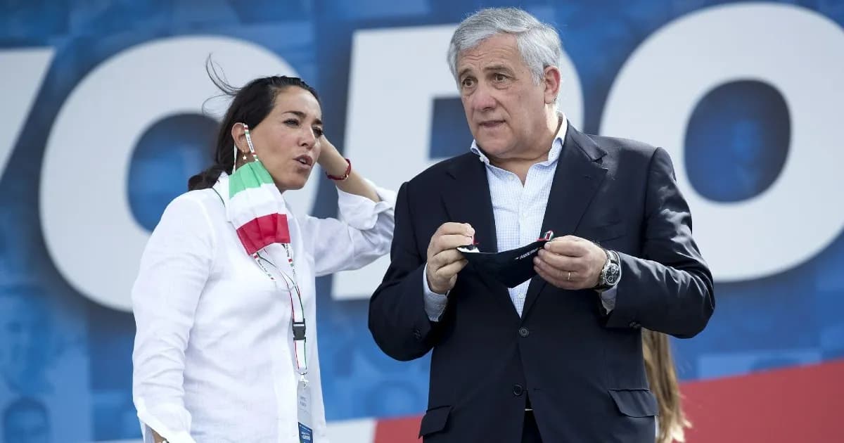 Forza Italia, il rancore degli esclusi verso i “diarchi” Tajani e Ronzulli: “Si sono fatti il partito…”