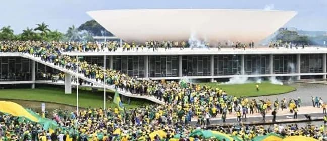 Brasile nel caos: sostenitori di Bolsonaro assaltano il Parlamento – LA DIRETTA
