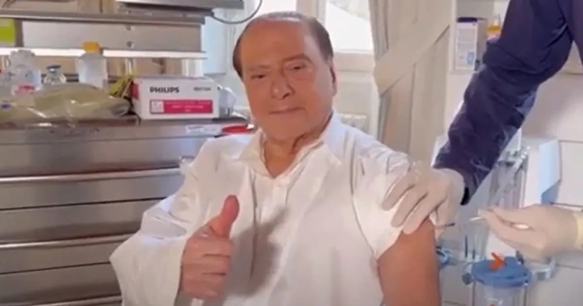 Berlusconi fa il richiamo del vaccino anti-Covid: il video del Cavaliere
