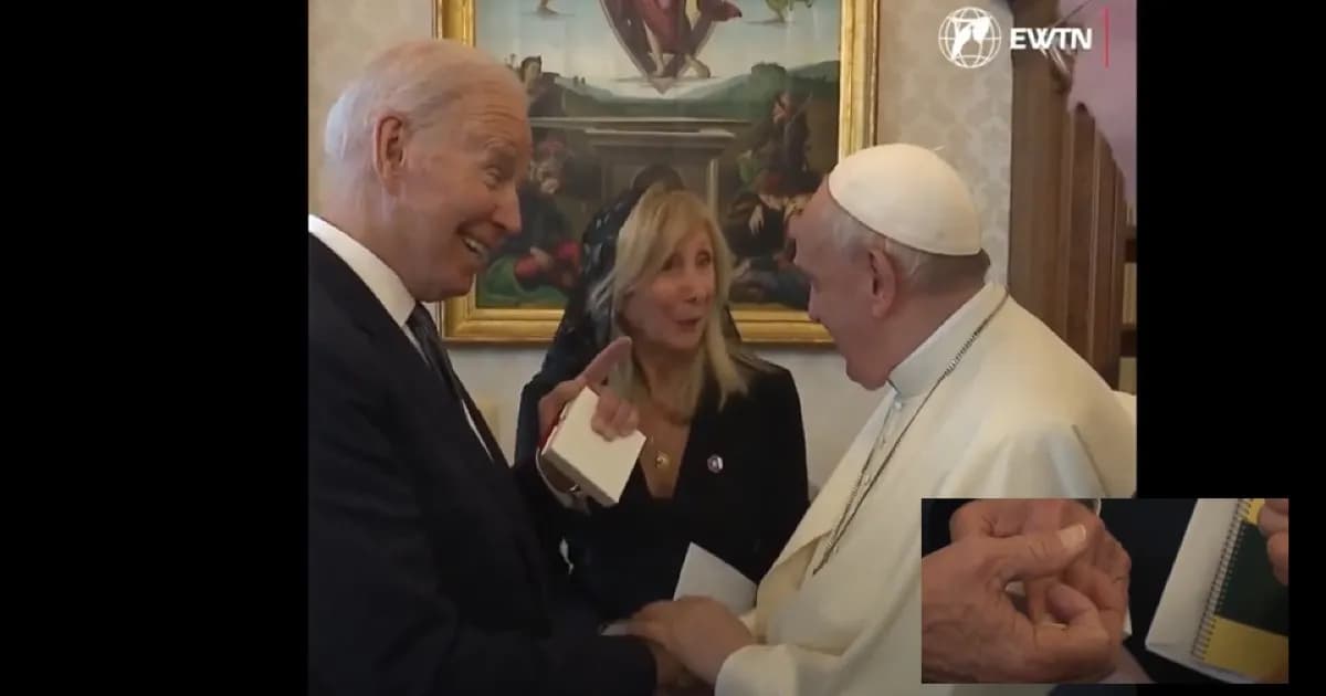 Biden e la moneta regalata al Papa: il gesto e il significato – VIDEO
