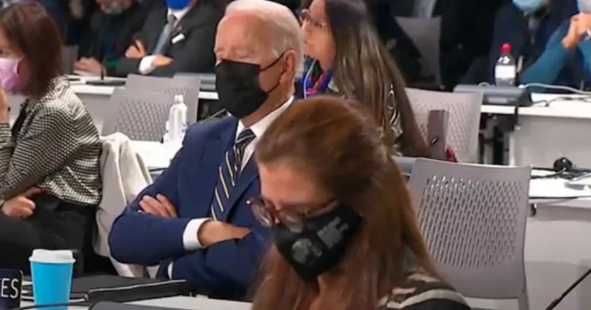 Biden dorme alla Cop26: poi sente il nome di Draghi e… – VIDEO
