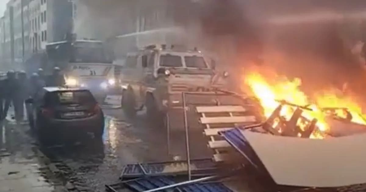 Bruxelles a ferro e fuoco. Migliaia di no vax verso il palazzo della Commissione Ue – VIDEO