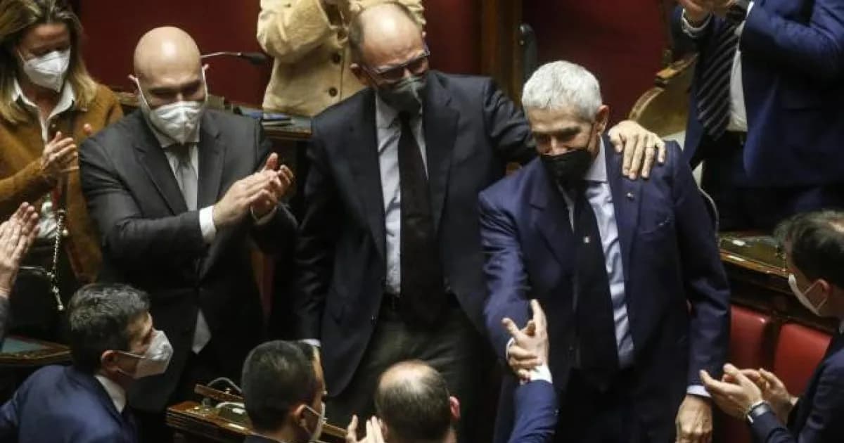 Stile Casini: la standing ovation, la carezza di Mastella e la telefonata alla moglie: “Siamo ancora giovani”