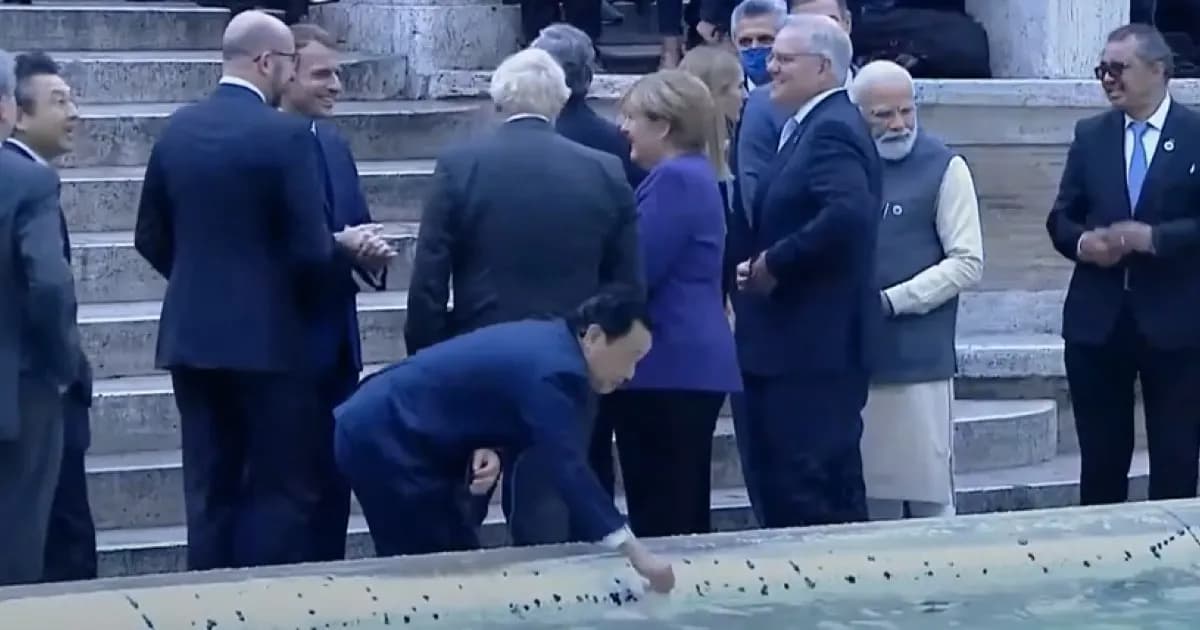 G20, il leader cinese lancia una banconota nella Fontana di Trevi. Poi…- VIDEO