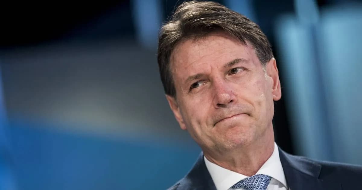 Conte del rancore. Ancora attacchi a Renzi: “Ricatti, consenso limitato, piccolo…”