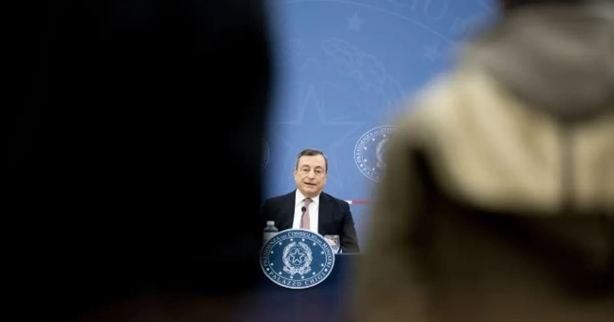 “Un bellissimo governo”. L’ironia di Draghi per celare la grande ansia: shock e partiti, i due fronti del premier