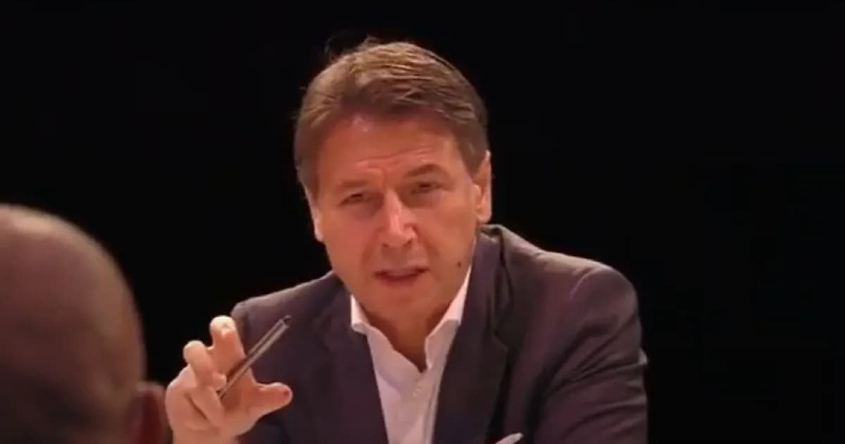 Ops, anche Conte fa le conferenze all’estero! Così l’ex premier incespica sull’inglese – VIDEO
