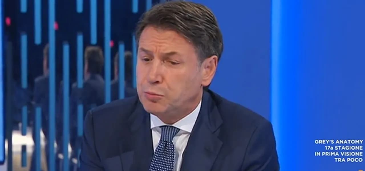 De Angelis: “Lei è perennemente nominato”. Conte nervoso: “Studi!” – VIDEO