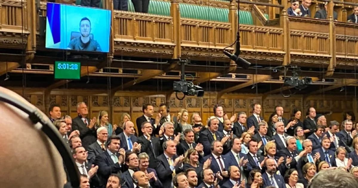 Zelensky al Parlamento inglese cita Shakespeare: “Tra essere e non essere l’Ucraina ha scelto di essere”