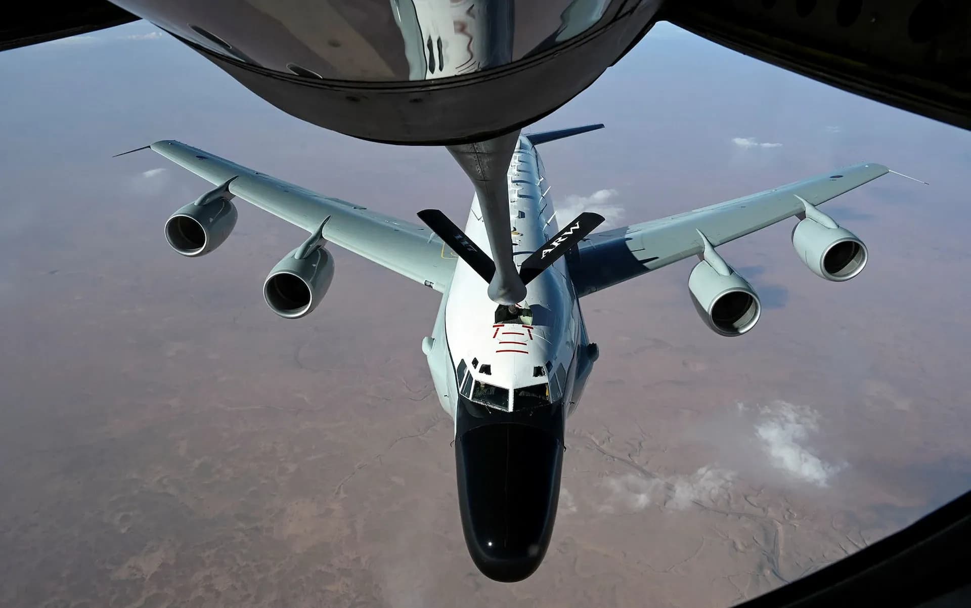 Dodici ore sopra la linea rossa. Messaggio NATO a Vladimir Putin: dentro la missione “diversa” USA-Regno Unito lungo il Fianco Orientale