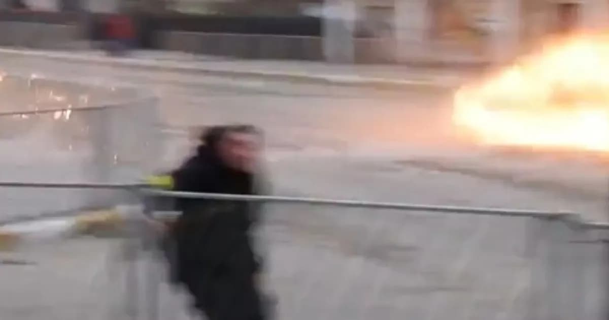 FLASH! I russi bombardano il ponte di Irpin durante l’evacuazione dei civili – VIDEO