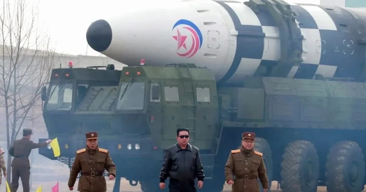 Corea del Nord, Kim Jong-un torna “rocket man”: il video surreale in cui lancia il nuovo missile balistico