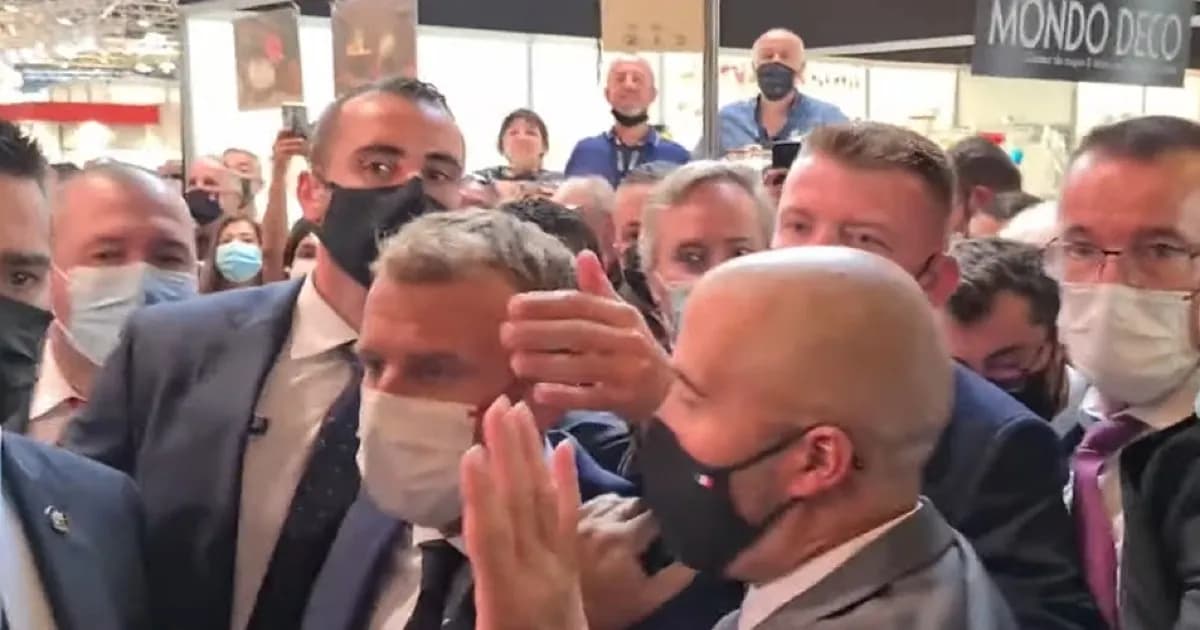 Nuovo attacco contro Macron: colpito da un uovo a Lione – VIDEO