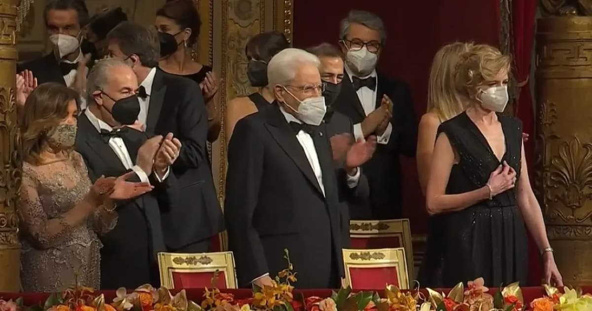 Mattarella alla Scala: 4 minuti di standing ovation. “Bis, bis” dal pubblico – VIDEO