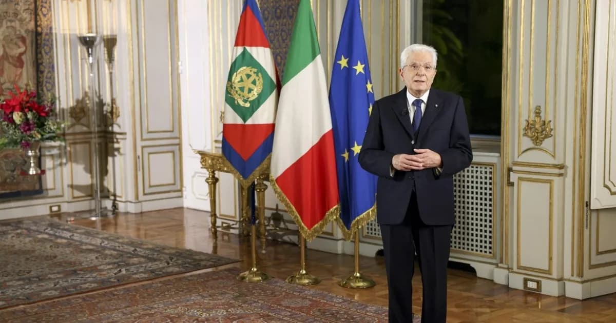 Mattarella e il discorso in piedi: l’ultimo segnale (silenzioso) del presidente