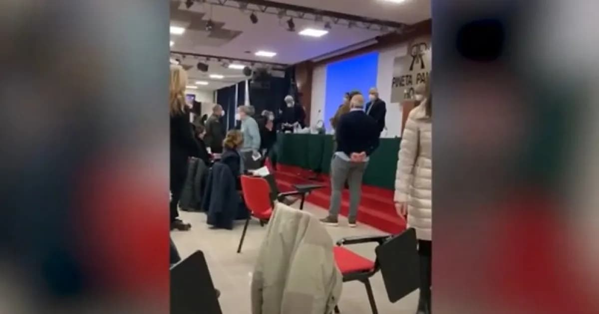 Roma, medici No Vax invadono assemblea dell’Ordine: interviene la Polizia – VIDEO