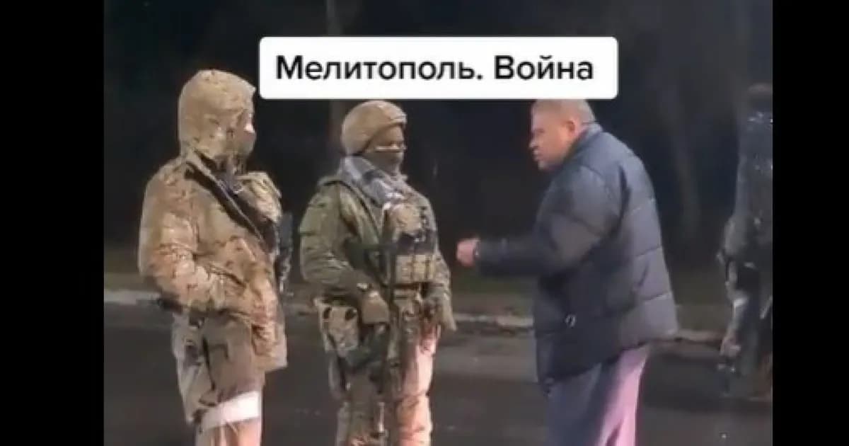 Ucraina, nonno di Melitopol sfida soldati Putin: “Anche io sono russo, siete marionette” – VIDEO