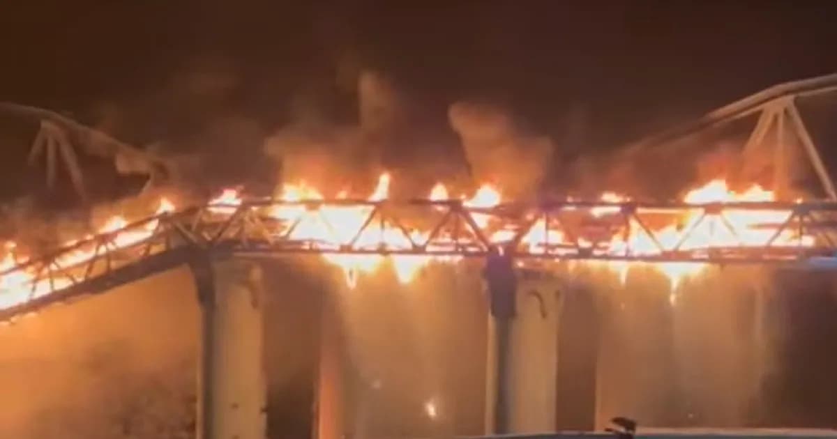 Roma, terribile incendio divora il Ponte di Ferro – VIDEO