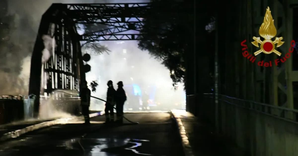 Incendio “Ponte di ferro” a Roma: nessun ferito, le immagini dei pompieri – VIDEO