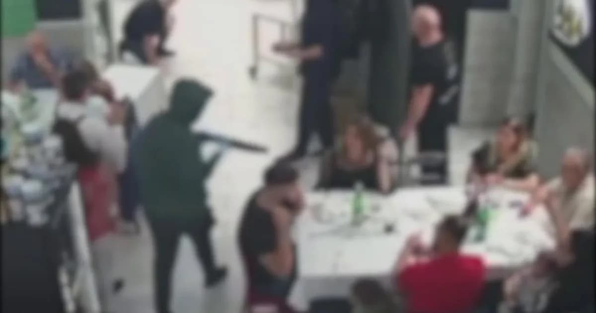 Rapina choc a Casavatore (Napoli): ladri puntano i fucili contro i bambini in pizzeria – VIDEO