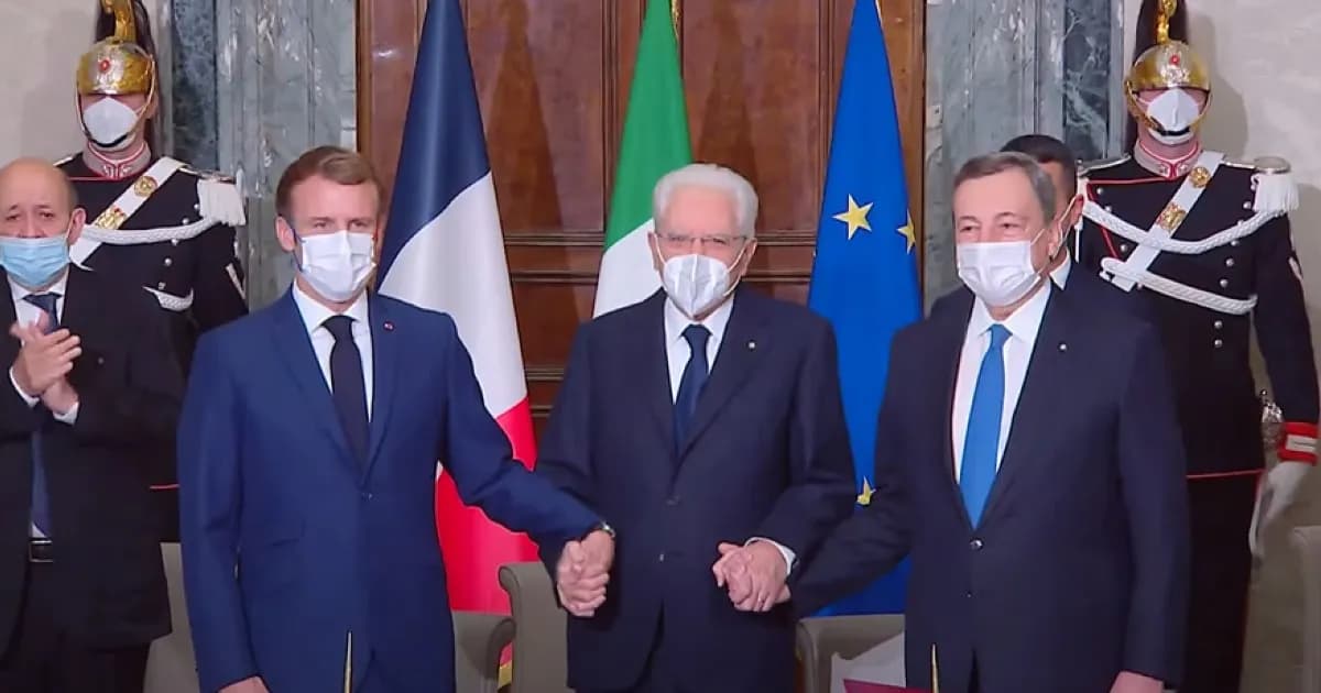 Trattato del Quirinale: firma e omaggio a Mattarella. Macron e Draghi lo prendono per mano – VIDEO