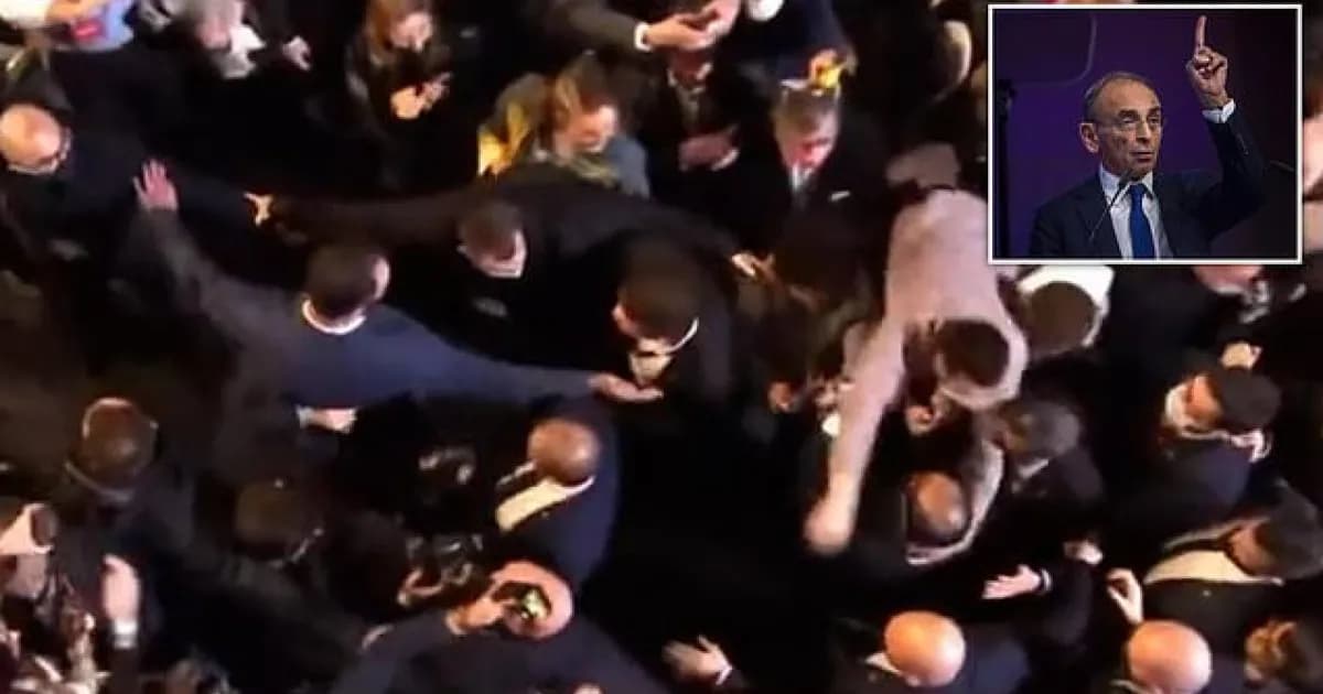 Francia, Zemmour aggredito al comizio: contestatore gli salta al collo – VIDEO