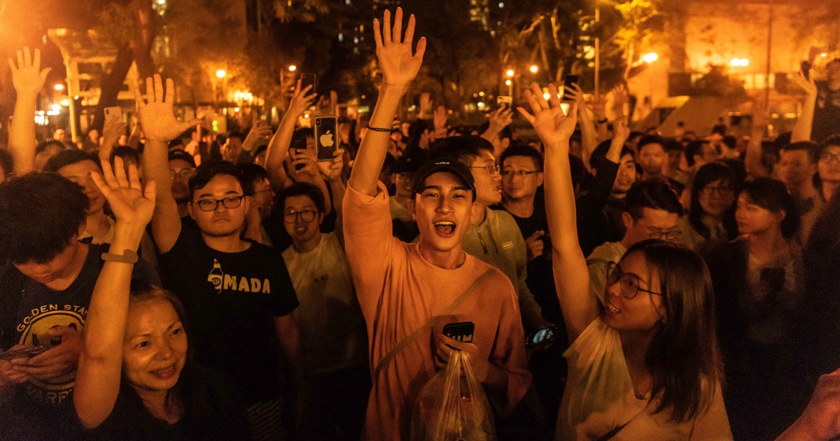 Giovani di Hong Kong in festa dopo il successo alle elezioni distrettuali
