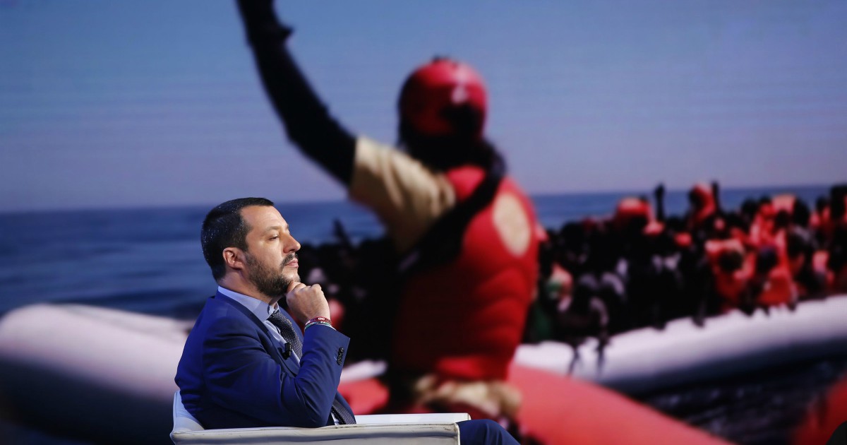 Salvini, migranti sullo sfondo