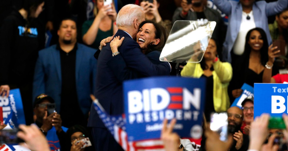Kamala Harris abbraccia Joe Biden